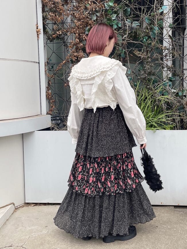 ホワイト系のシャツ/ブラウス、ホワイト系のその他トップス、ブラック系のスカートを着用したレディースの冬コーディネートの3枚目の写真