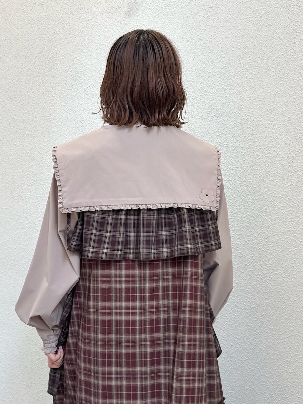 ベージュ系のシャツ/ブラウス、ベージュ系のショルダーバッグ、レッド系のワンピースを着用したレディースの夏コーディネートの6枚目の写真
