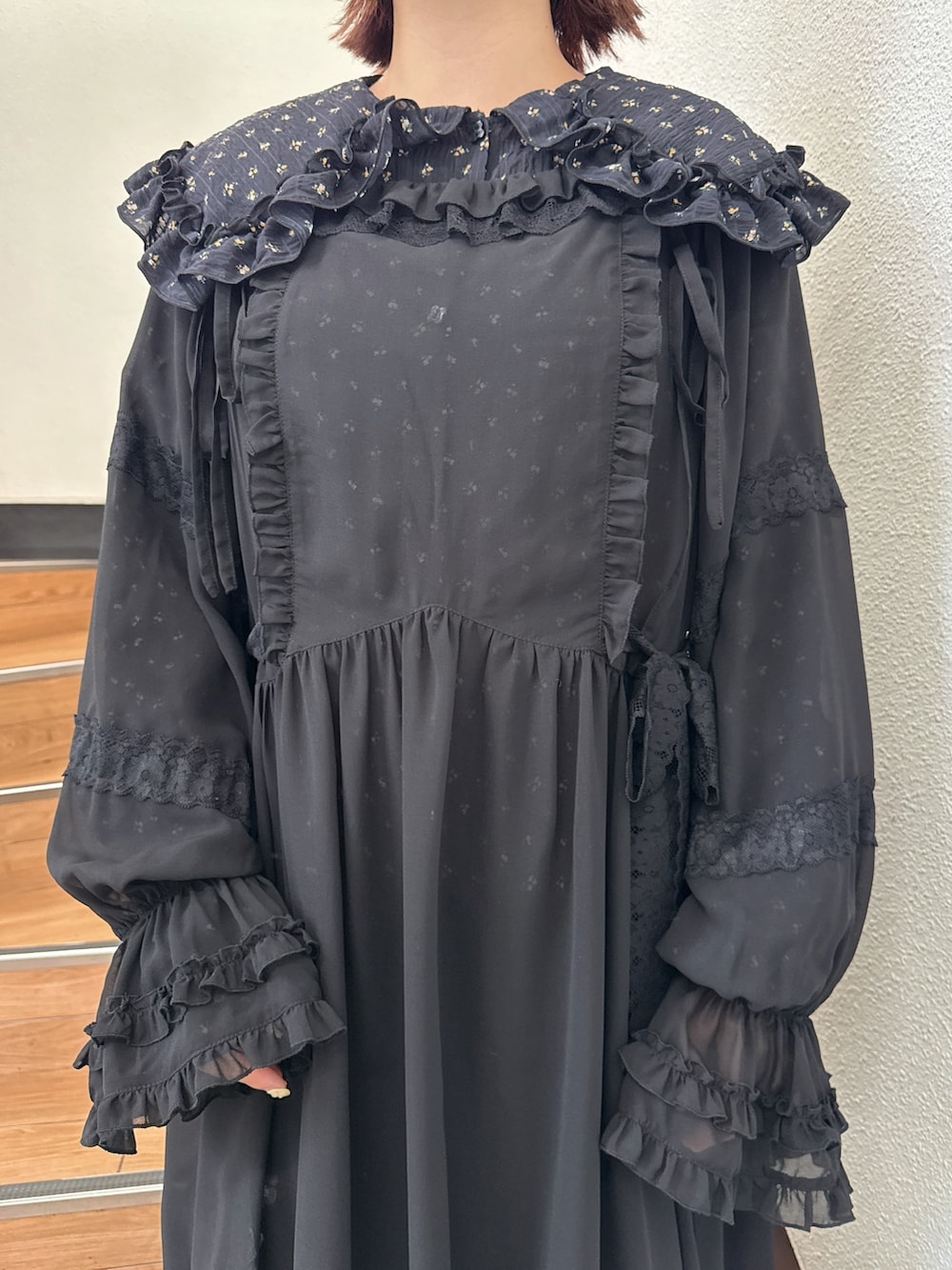 ブラック系のシャツ/ブラウス、ブラック系のワンピース、ブラック系のショルダーバッグを着用したレディースの夏コーディネートの6枚目の写真