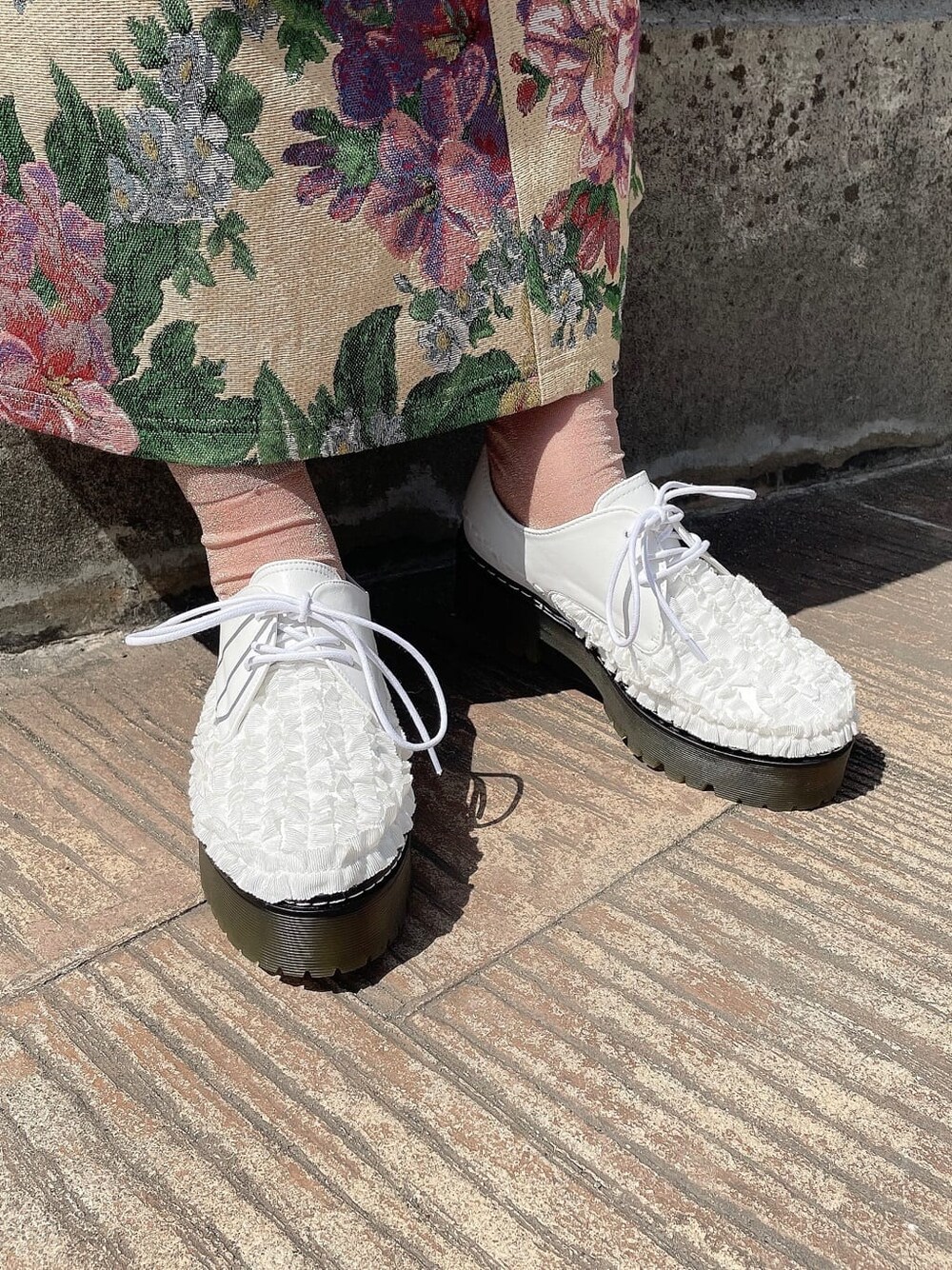 ベージュ系のジャンパースカート、ホワイト系のショルダーバッグ、ホワイト系のシャツ/ブラウスを着用したレディースの春コーディネートの5枚目の写真