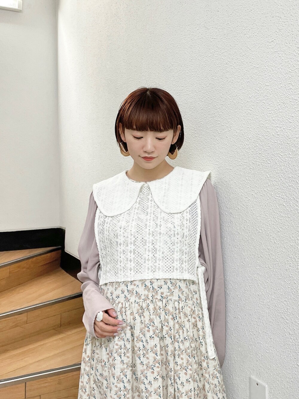 ホワイト系のワンピース、ホワイト系のベスト、ホワイト系のパンプスを着用したレディースの秋コーディネートの4枚目の写真