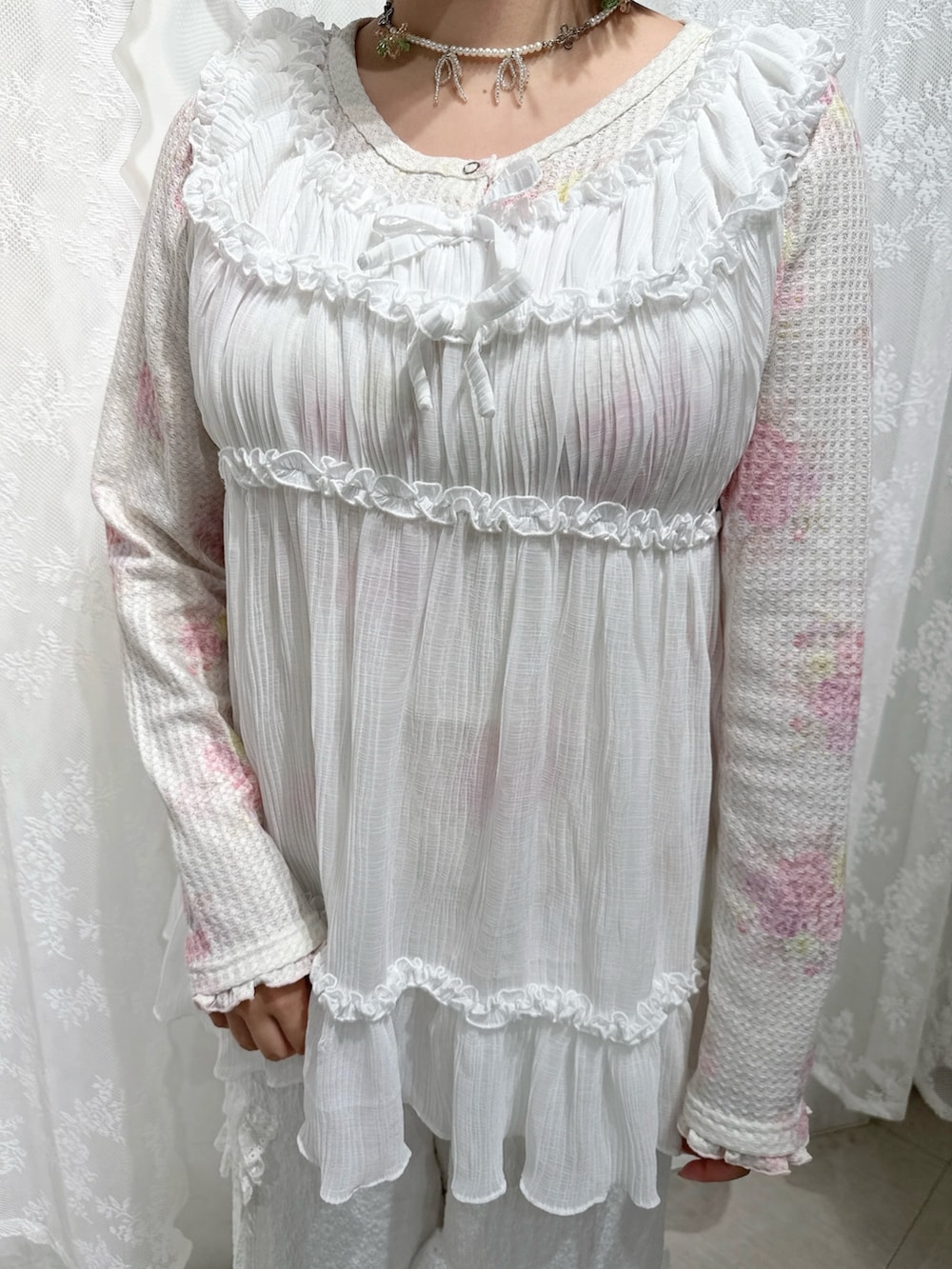 ピンク系のTシャツ/カットソー、ホワイト系のカーゴパンツ、ホワイト系のシャツ/ブラウスを着用したレディースの夏コーディネートの6枚目の写真