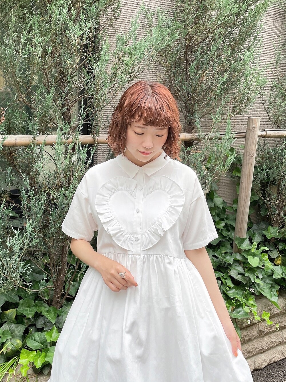 ホワイト系のワンピース、ピンク系のその他パンツ、ホワイト系のパンプスを着用したレディースの春コーディネートの4枚目の写真