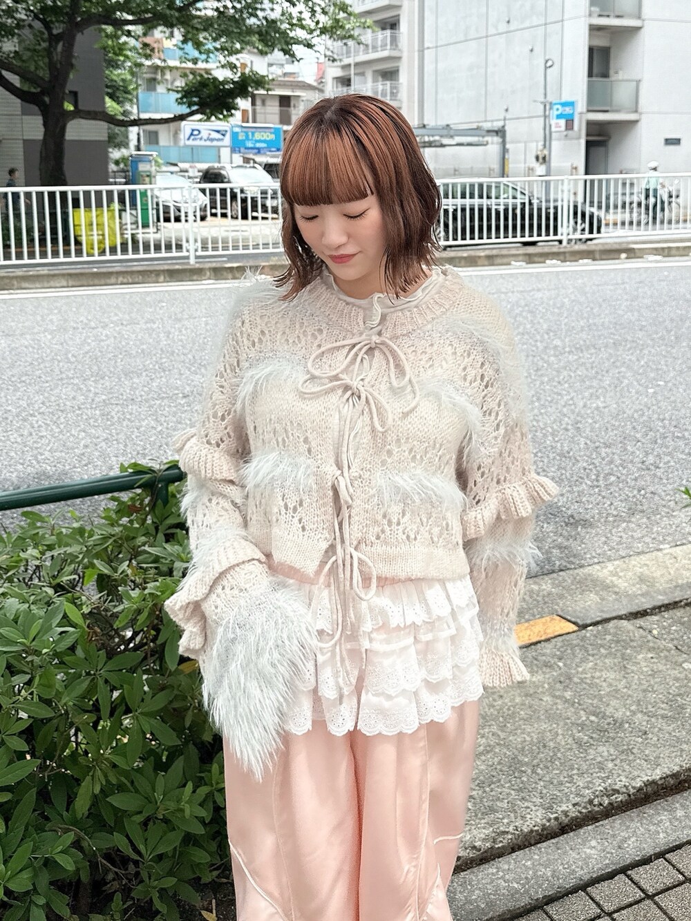 ピンク系のその他パンツ、ホワイト系のショルダーバッグ、グレー系のカーディガン/ボレロを着用したレディースの夏コーディネートの5枚目の写真