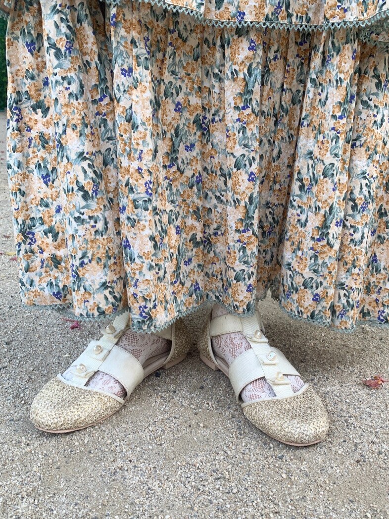 ベージュ系のパンプス、ホワイト系のシャツ/ブラウスを着用したレディースの春コーディネートの8枚目の写真