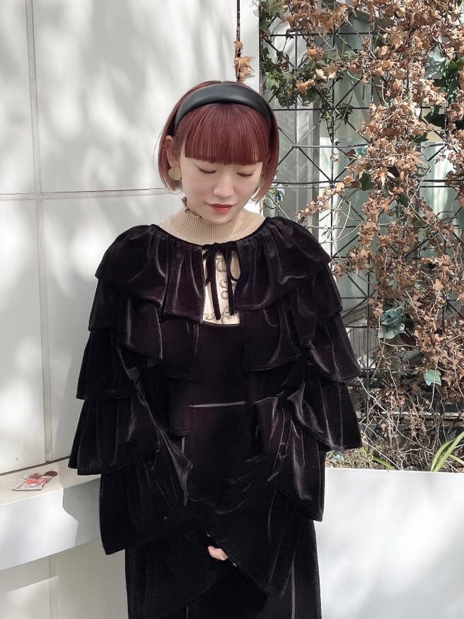 ブラック系のワンピース、ブラック系のパンプス、ホワイト系のニット/セーターを着用したレディースの秋コーディネートの3枚目の写真