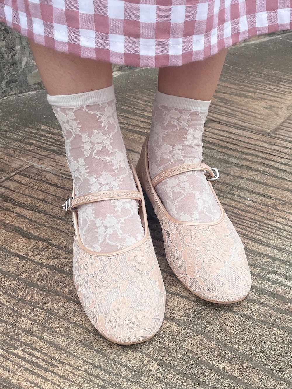 ピンク系のワンピース、ホワイト系のトートバッグ、ピンク系のパンプスを着用したレディースの夏コーディネートの5枚目の写真