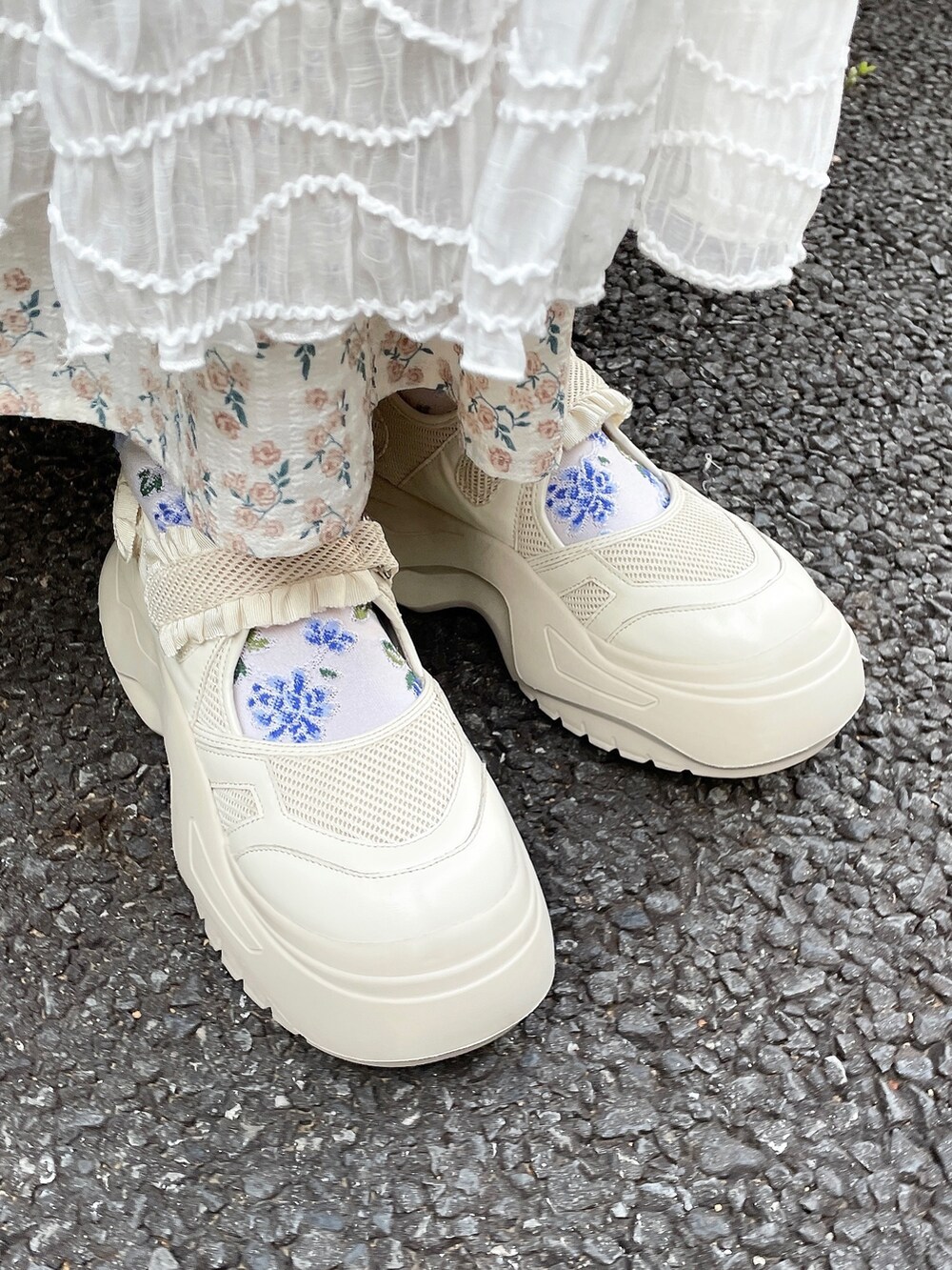 ホワイト系のワンピース、ホワイト系のワンピース、ホワイト系のスニーカーを着用したレディースの秋コーディネートの6枚目の写真