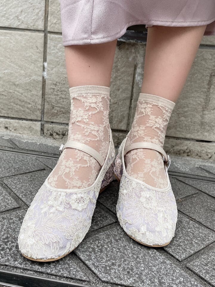 ベージュ系のその他アウター、ピンク系のワンピース、ホワイト系のパンプスを着用したレディースの冬コーディネートの3枚目の写真