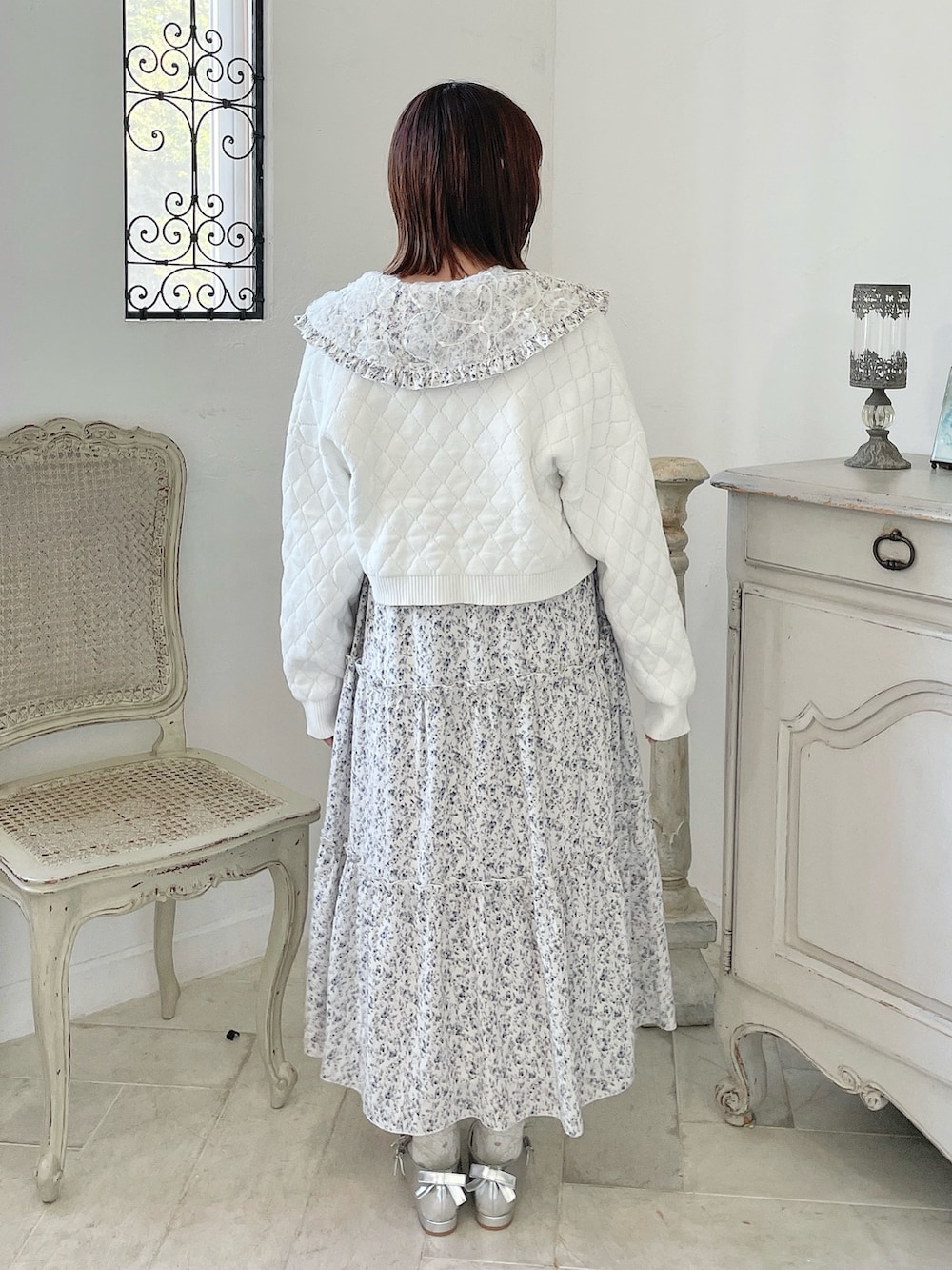 ホワイト系のカーディガン/ボレロ、ホワイト系のワンピース、シルバー系のパンプスを着用したレディースの秋コーディネートの3枚目の写真