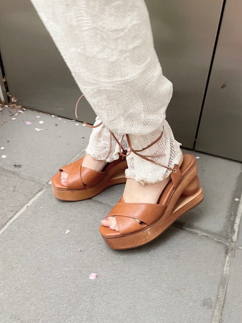 ブラウン系のサンダル、ホワイト系のワンピース、ホワイト系のその他パンツを着用したレディースの春コーディネートの7枚目の写真