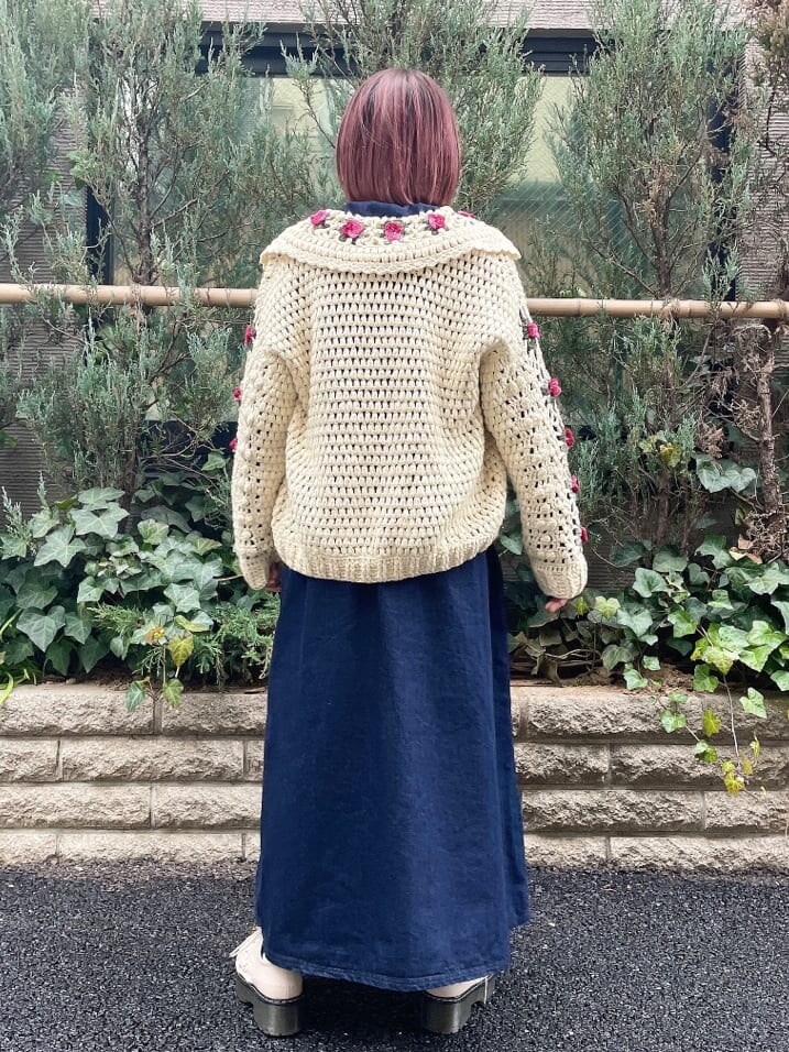 ブルー系のワンピース、ピンク系のその他シューズ、イエロー系のカーディガン/ボレロを着用したレディースの冬コーディネートの3枚目の写真