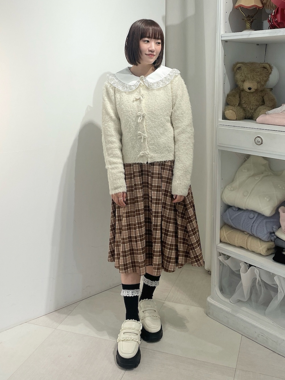 シルバー系のシャツ/ブラウス、ホワイト系のローファー、ブラウン系のスカートを着用したレディースの秋コーディネートの2枚目の写真