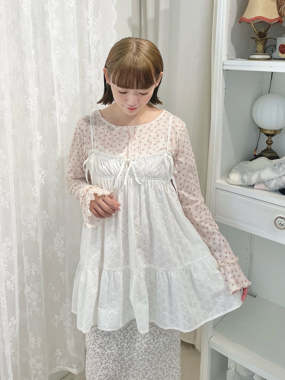 ホワイト系のキャミソール、ピンク系のTシャツ/カットソー、ホワイト系のスカートを着用したレディースの秋コーディネートの4枚目の写真
