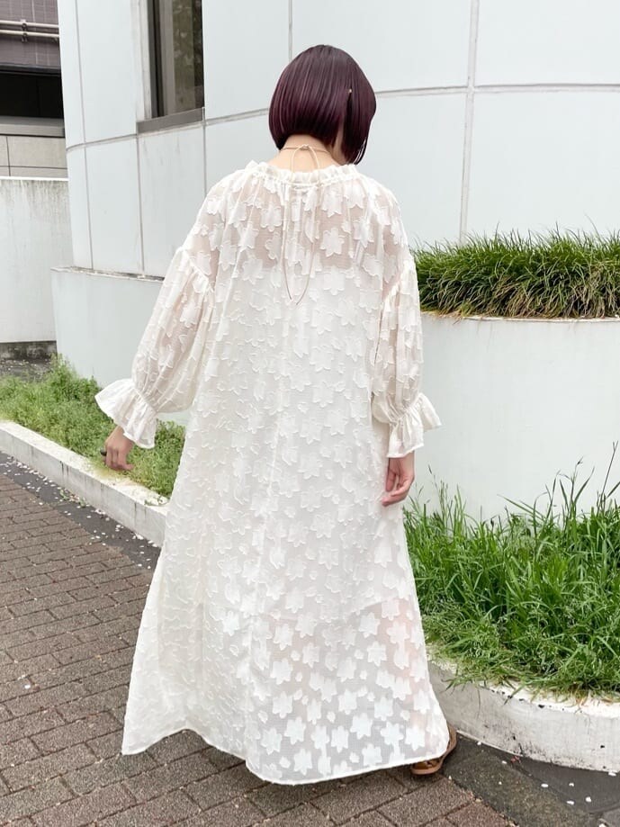 ホワイト系のワンピース、ベージュ系のパンプス、ベージュ系のチョーカーを着用したレディースの春コーディネートの2枚目の写真