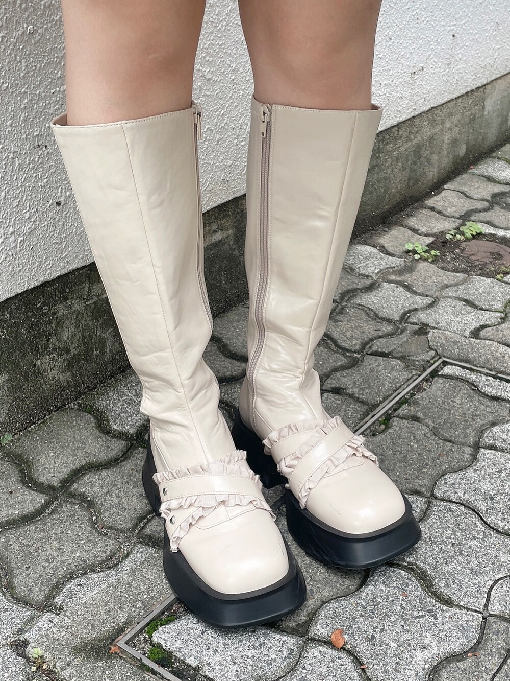 ホワイト系のシャツ/ブラウス、レッド系のカーディガン/ボレロ、ホワイト系のジャンパースカートを着用したレディースの秋コーディネートの9枚目の写真