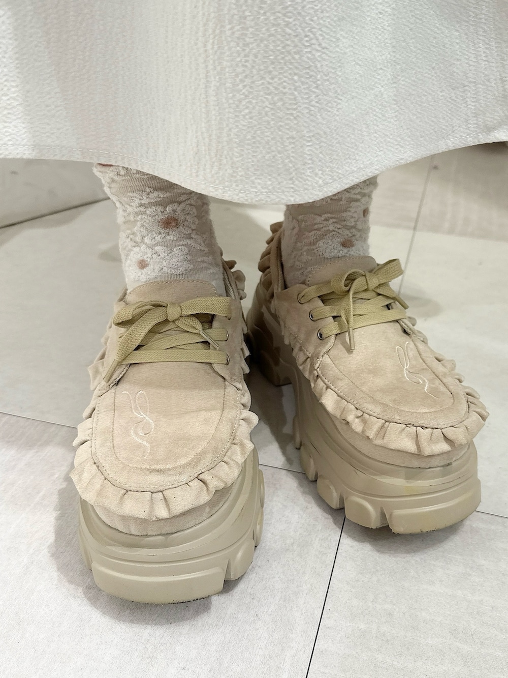 グレー系のカーディガン/ボレロ、グリーン系のワンピース、ベージュ系のローファーを着用したレディースの夏コーディネートの7枚目の写真