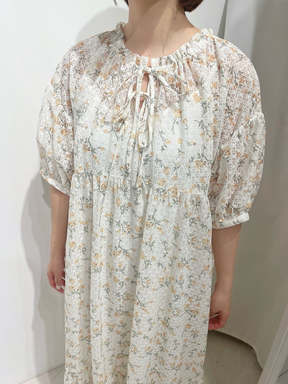 イエロー系のワンピース、ホワイト系のスニーカーを着用したレディースの春コーディネートの6枚目の写真