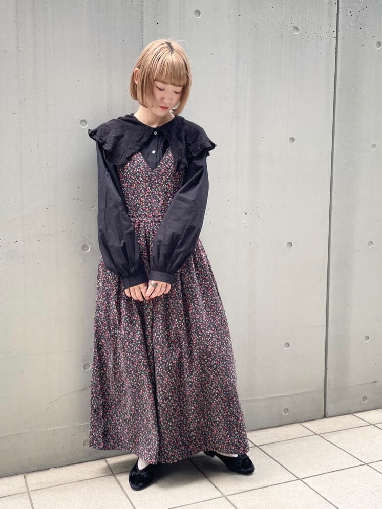 ブラック系のカーディガン/ボレロ、ブラック系のワンピース、ブラック系のその他シューズを着用したレディースの秋コーディネートの3枚目の写真