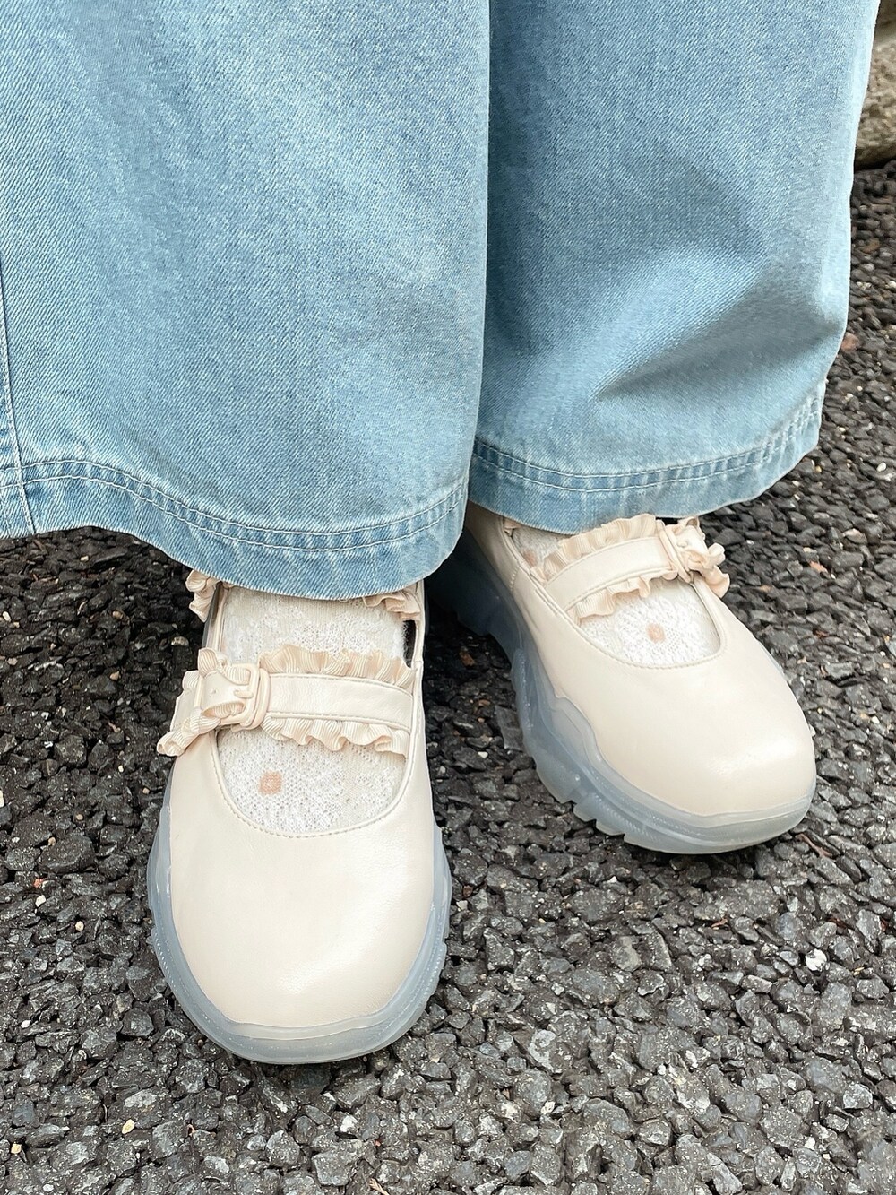 ブルー系のデニムパンツ、レッド系のカーディガン/ボレロ、ホワイト系のTシャツ/カットソーを着用したレディースの冬コーディネートの6枚目の写真