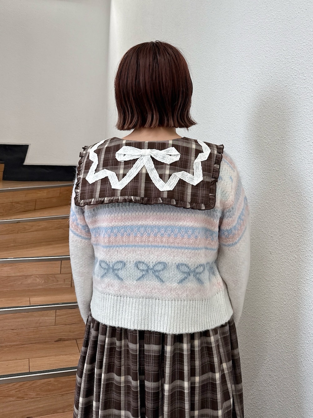 ホワイト系のカーディガン/ボレロ、ブラウン系のワンピース、ブラウン系のハンドバッグを着用したレディースの夏コーディネートの5枚目の写真