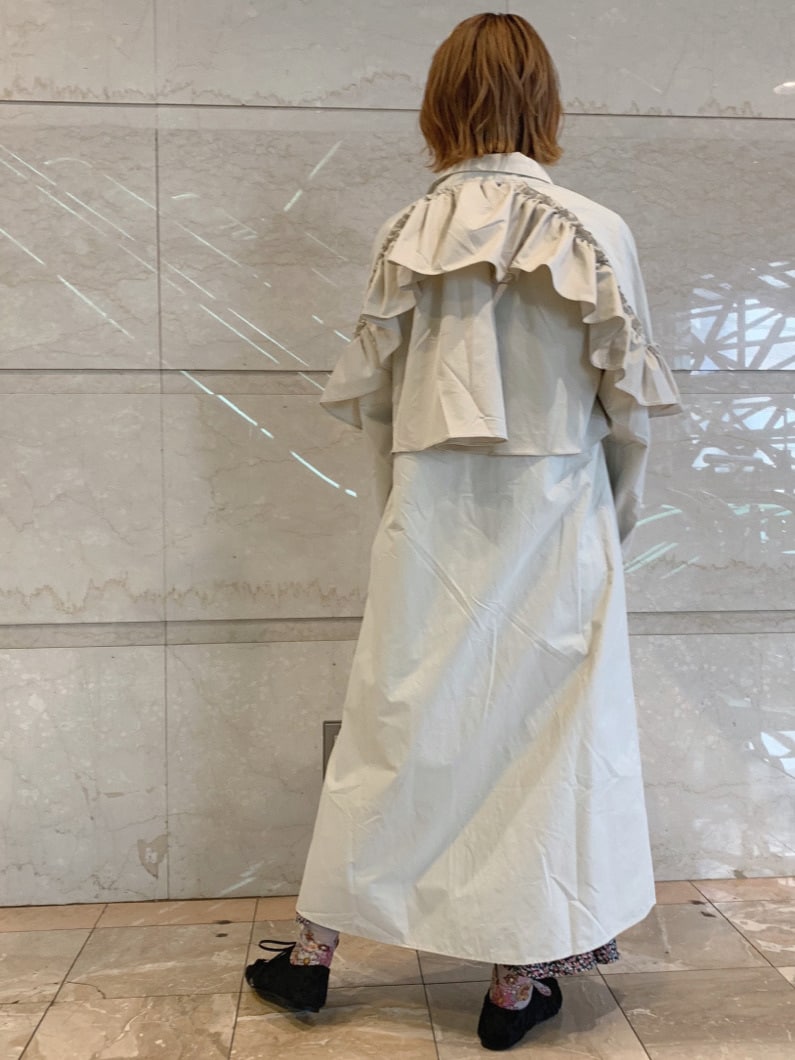 ホワイト系のトレンチコート、ブラック系のその他シューズ、ブラック系のワンピースを着用したレディースの春コーディネートの2枚目の写真