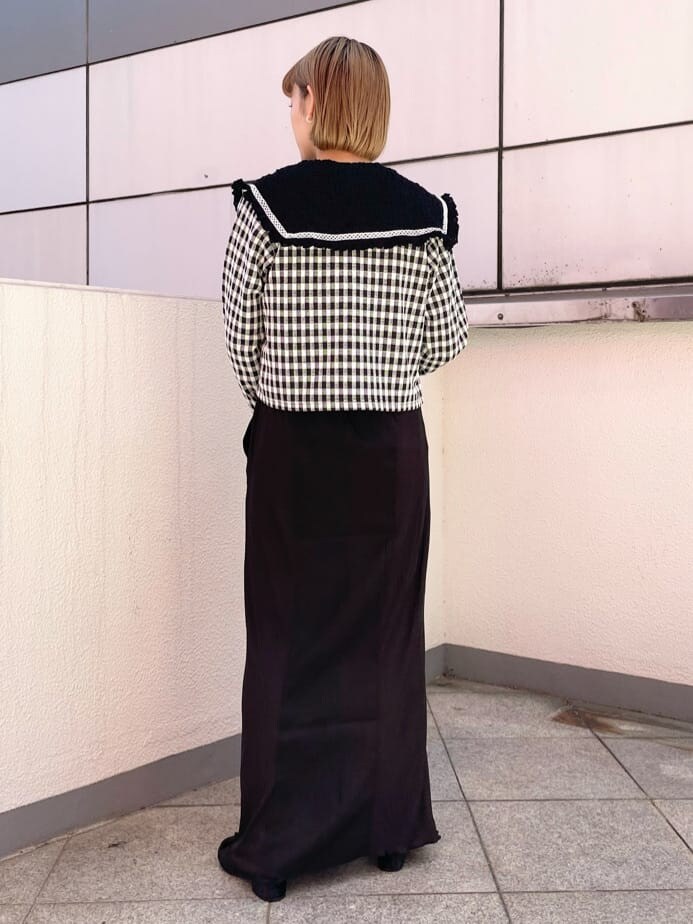 ブラック系のシャツ/ブラウス、ブラック系のスカート、ブラック系のその他シューズを着用したレディースの夏コーディネートの5枚目の写真