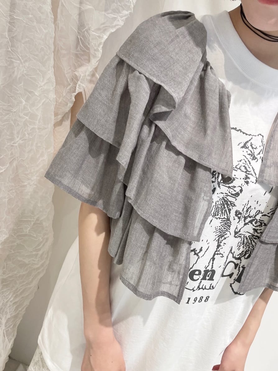 ブラウン系のその他パンツ、ブラウン系のサンダル、グレー系のTシャツ/カットソーを着用したレディースの春コーディネートの4枚目の写真