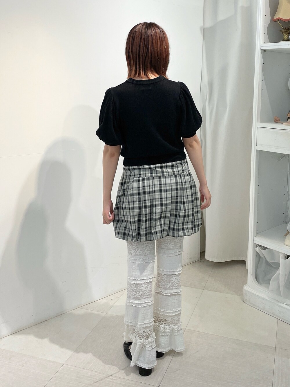 グレー系のスカート、ブラック系のニット/セーター、ブラック系のバレエシューズを着用したレディースの夏コーディネートの4枚目の写真