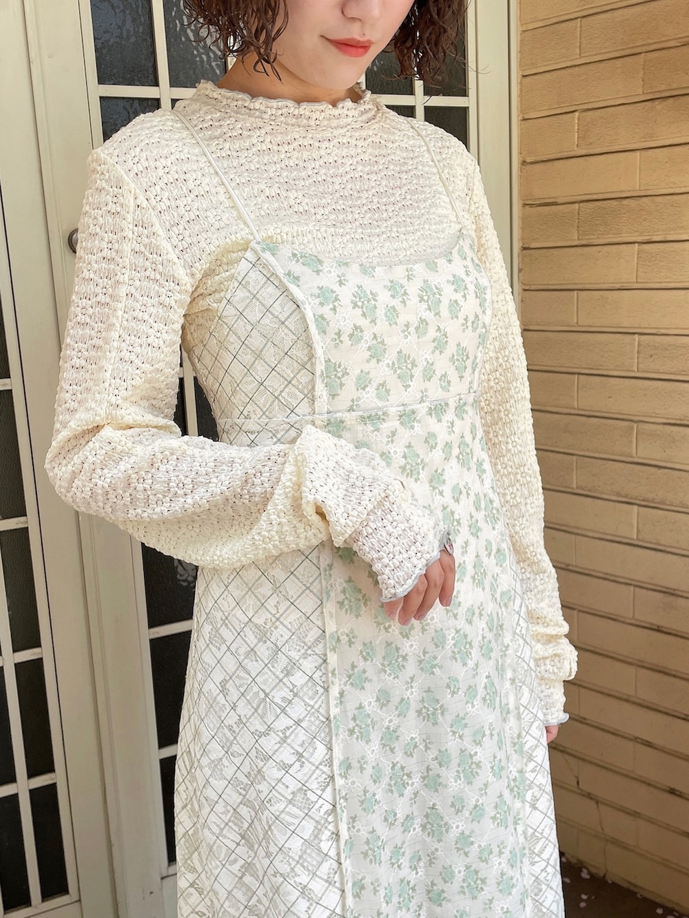 グリーン系のワンピース、ピンク系のシャツ/ブラウス、ホワイト系のTシャツ/カットソーを着用したレディースの春コーディネートの7枚目の写真