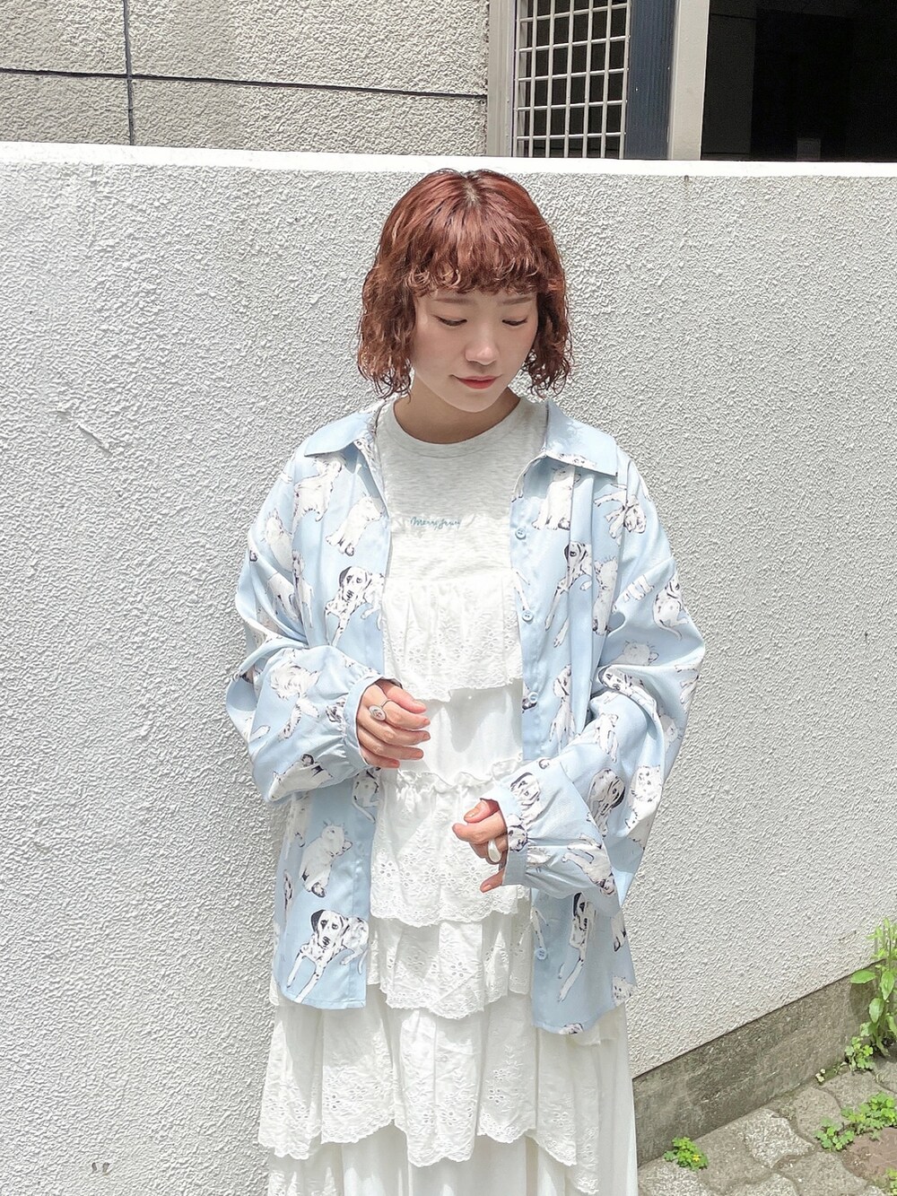 ホワイト系のワンピース、ホワイト系のサンダル、ブルー系のシャツ/ブラウスを着用したレディースの春コーディネートの3枚目の写真