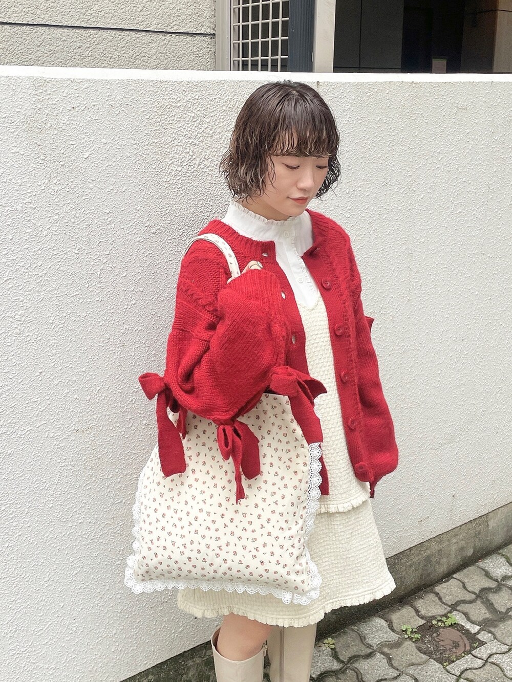 ホワイト系のシャツ/ブラウス、レッド系のカーディガン/ボレロ、ホワイト系のジャンパースカートを着用したレディースの秋コーディネートの6枚目の写真