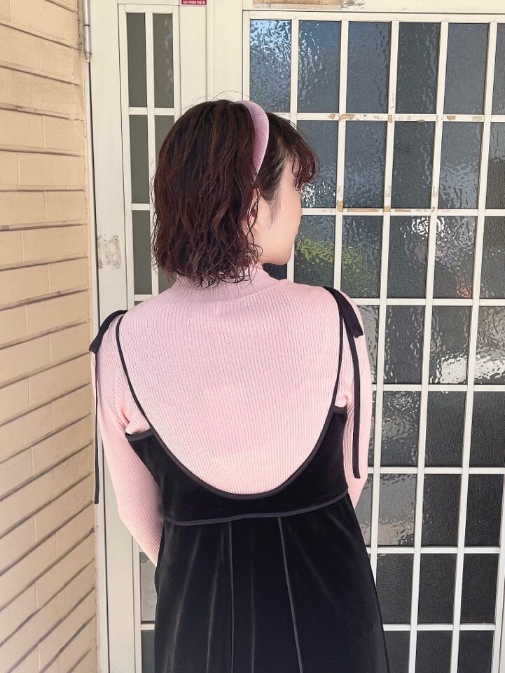 ブラック系のカーディガン/ボレロ、ブラック系のワンピース、ピンク系のニット/セーターを着用したレディースの秋コーディネートの7枚目の写真