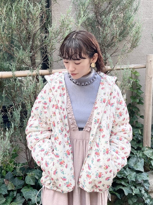 ホワイト系のブーツ、ブルー系のニット/セーター、ホワイト系のナイロンジャケットを着用したレディースの秋コーディネートの3枚目の写真