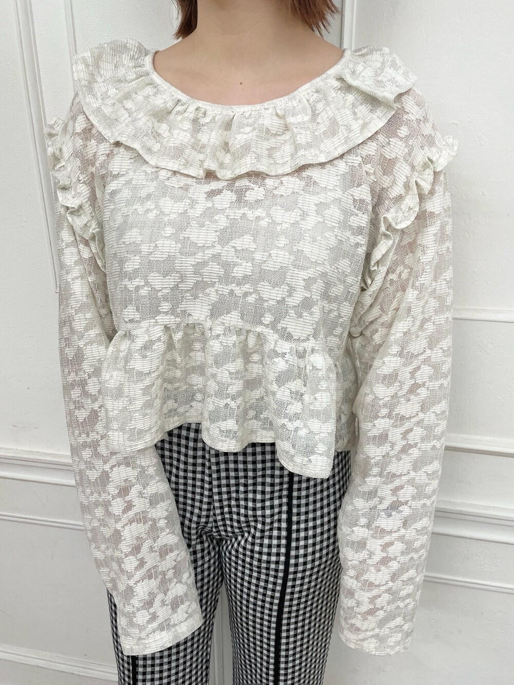 ホワイト系のシャツ/ブラウス、ブラック系のスラックス、ブラック系のバレエシューズを着用したレディースの夏コーディネートの5枚目の写真