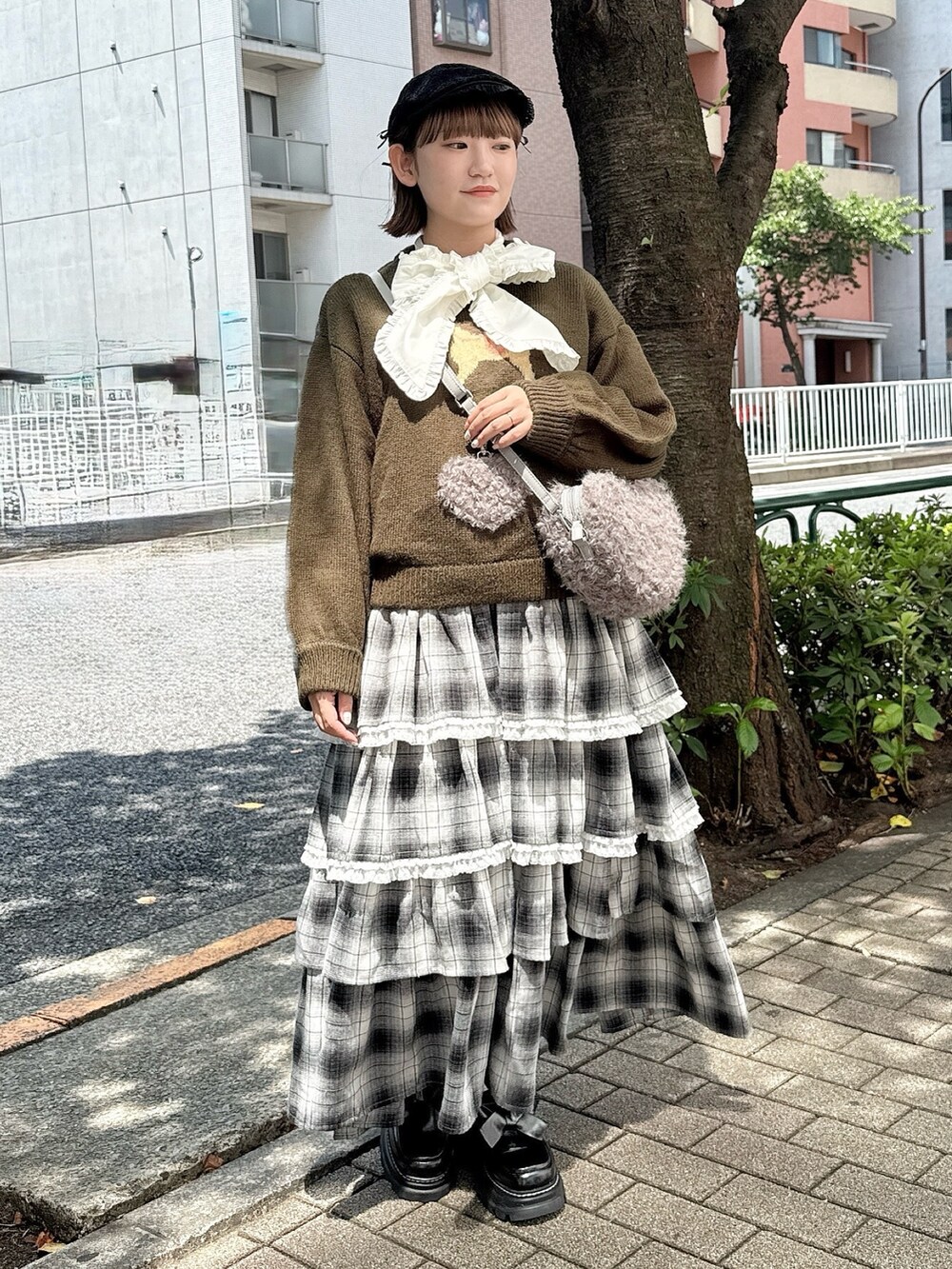 ホワイト系のシャツ/ブラウス、グレー系のショルダーバッグ、グリーン系のニット/セーターを着用したレディースの秋コーディネートの2枚目の写真