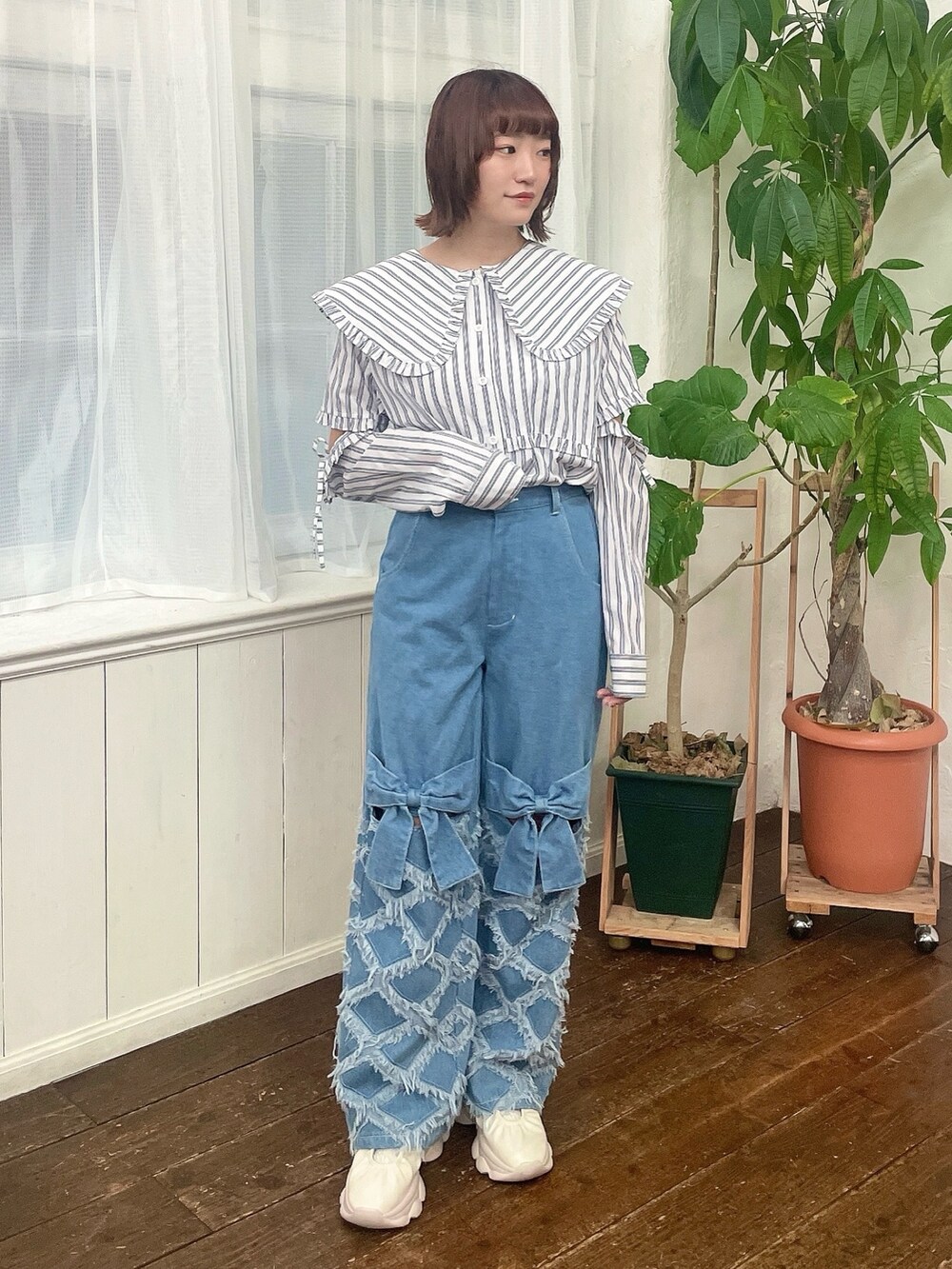 ホワイト系のシャツ/ブラウス、ブルー系のデニムパンツ、ホワイト系のスニーカーを着用したレディースの夏コーディネートの2枚目の写真