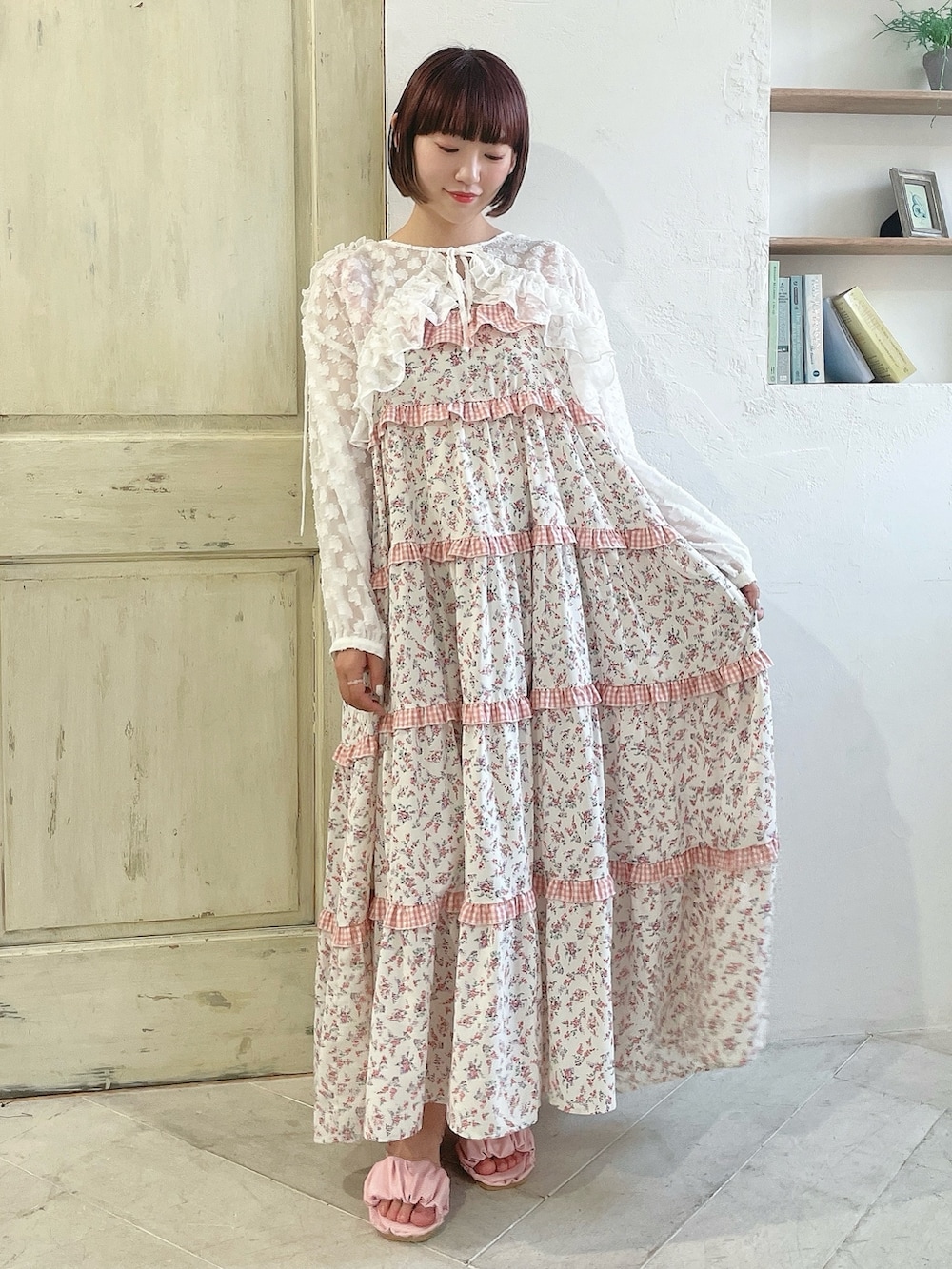 ホワイト系のシャツ/ブラウス、ピンク系のワンピース、ピンク系のサンダルを着用したレディースの春コーディネートの2枚目の写真