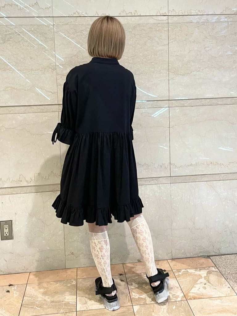 ブラック系のワンピース、ブラック系のサンダルを着用したレディースの夏コーディネートの3枚目の写真