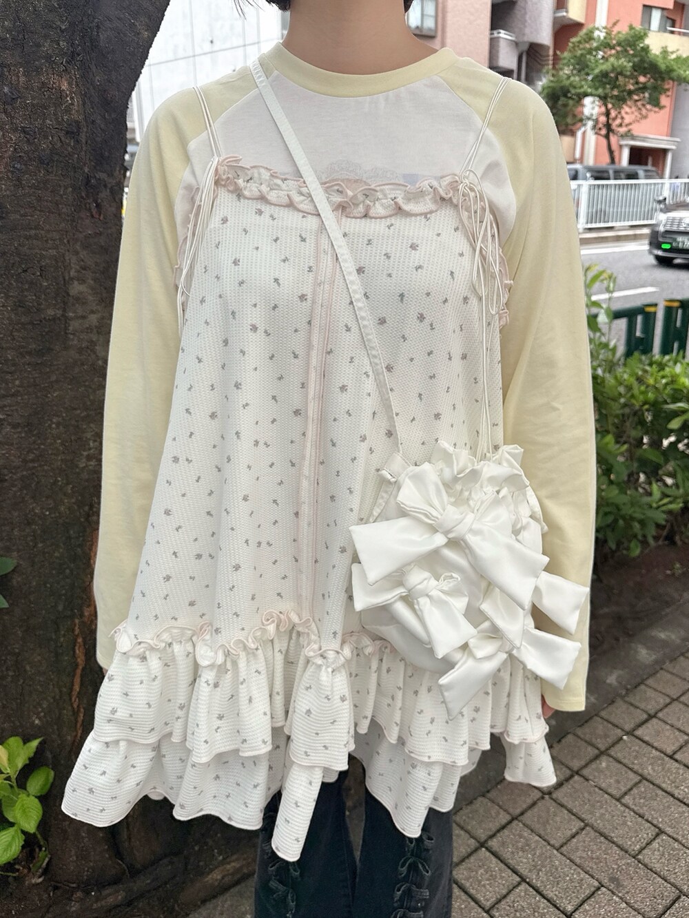 イエロー系のTシャツ/カットソー、ブラック系のデニムパンツ、ピンク系のローファーを着用したレディースの夏コーディネートの8枚目の写真