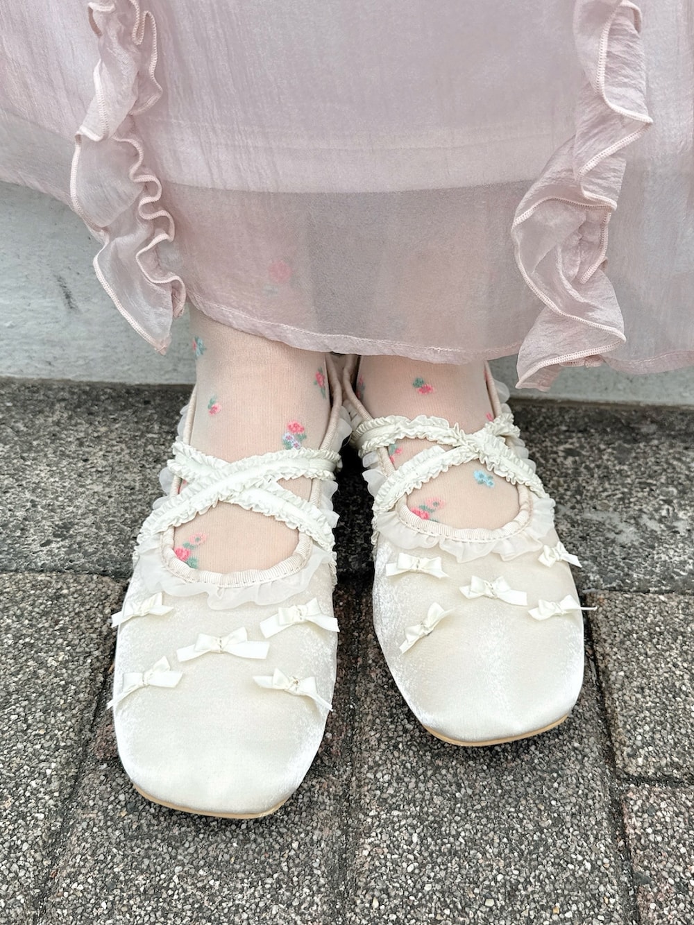 ホワイト系のカーディガン/ボレロ、ホワイト系のショルダーバッグ、ホワイト系のかごバッグを着用したレディースの春コーディネートの7枚目の写真