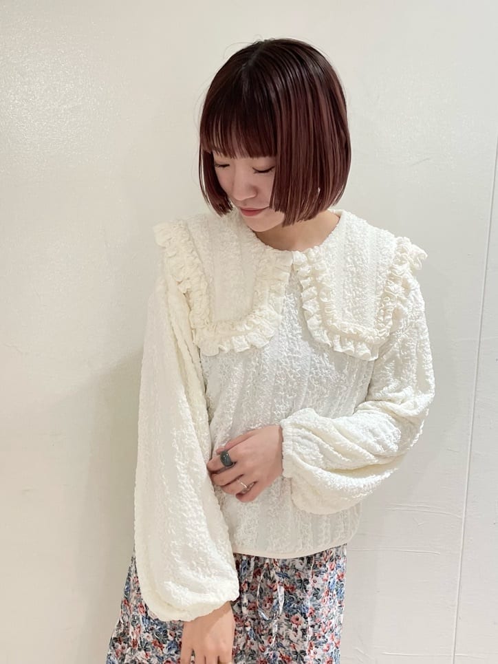 ピンク系のワンピース、ホワイト系のパンプス、ホワイト系のハンドバッグを着用したレディースの春コーディネートの2枚目の写真