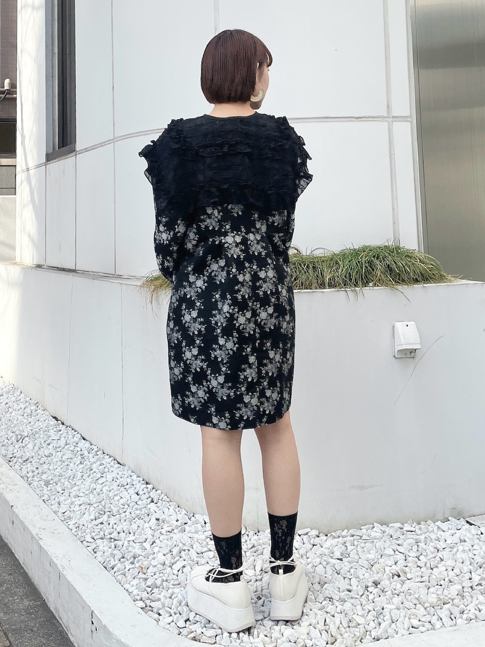 ブラック系のワンピース、ホワイト系のバレエシューズ、ブラック系の付け襟を着用したレディースの冬コーディネートの3枚目の写真