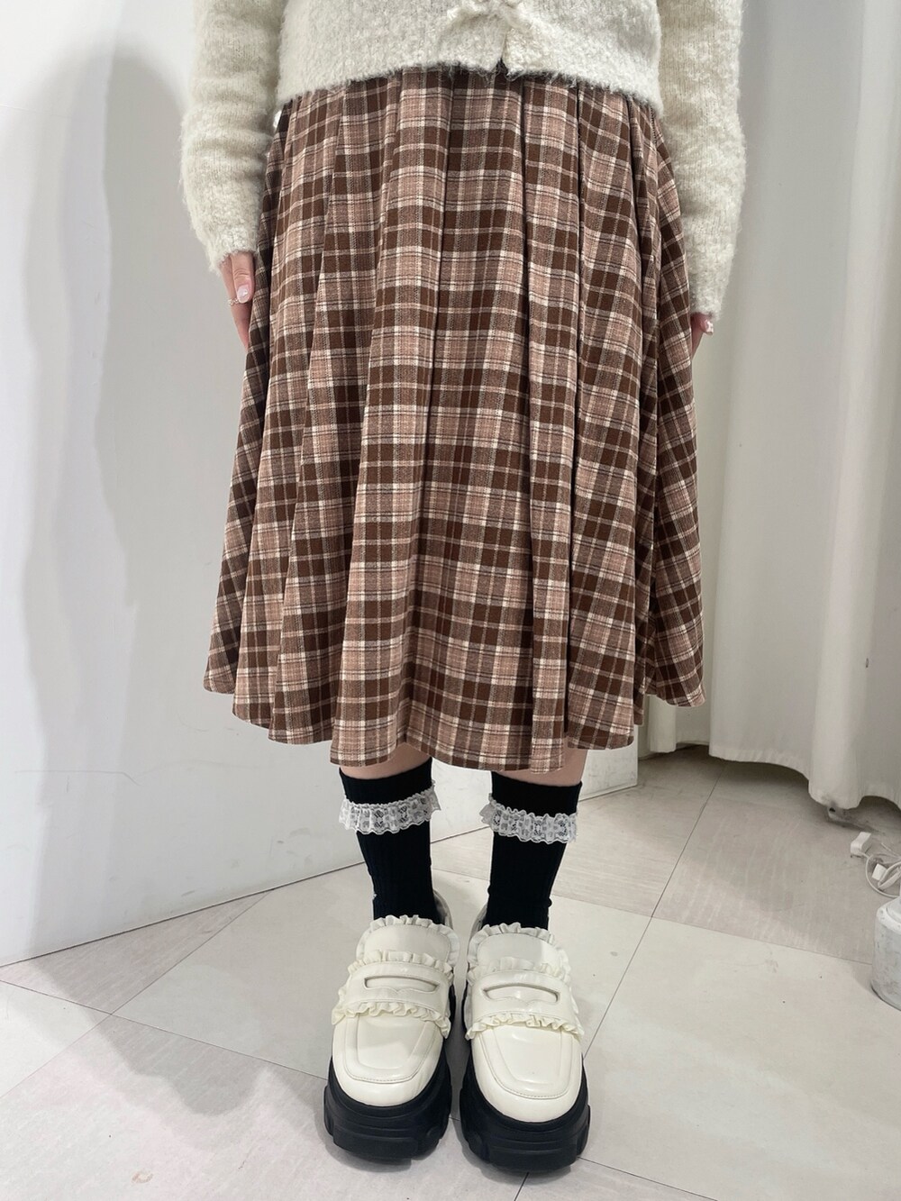 シルバー系のシャツ/ブラウス、ホワイト系のローファー、ブラウン系のスカートを着用したレディースの秋コーディネートの6枚目の写真