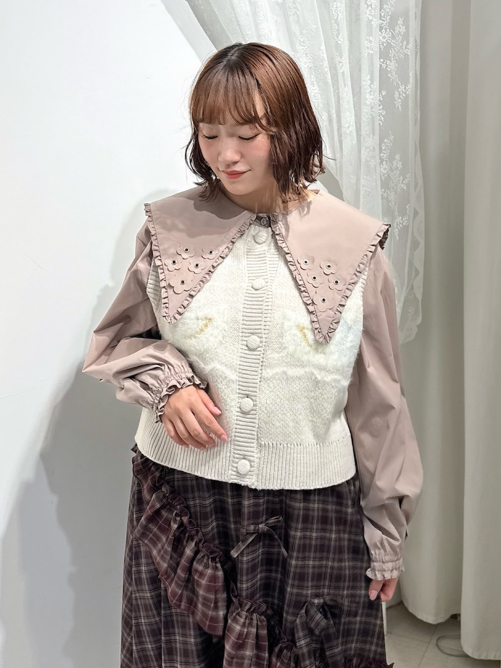 ベージュ系のシャツ/ブラウス、ピンク系のベスト、レッド系のスカートを着用したレディースの夏コーディネートの4枚目の写真