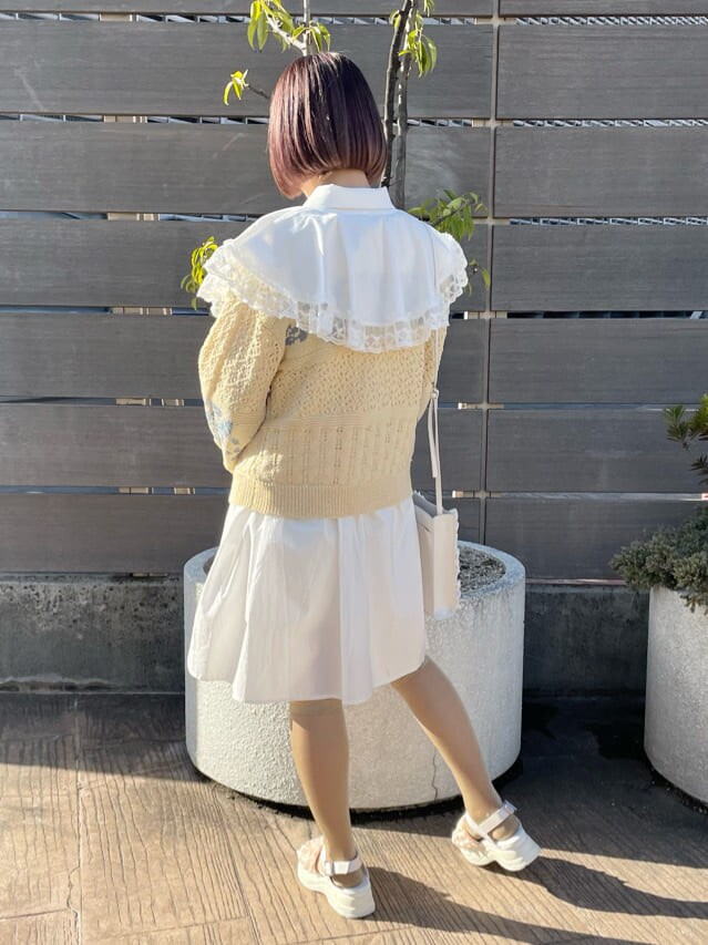 ホワイト系のカーディガン/ボレロ、ホワイト系のワンピース、ホワイト系のサンダルを着用したレディースの春コーディネートの3枚目の写真