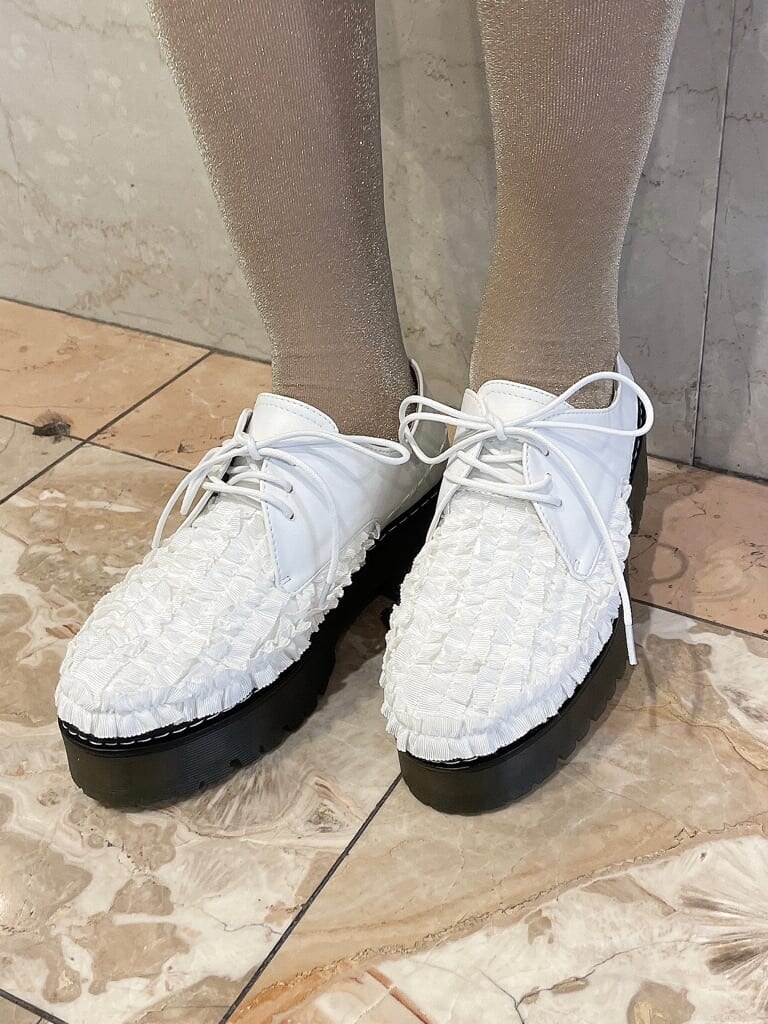 グリーン系のワンピース、ホワイト系のその他シューズ、ホワイト系のショルダーバッグを着用したレディースの冬コーディネートの6枚目の写真