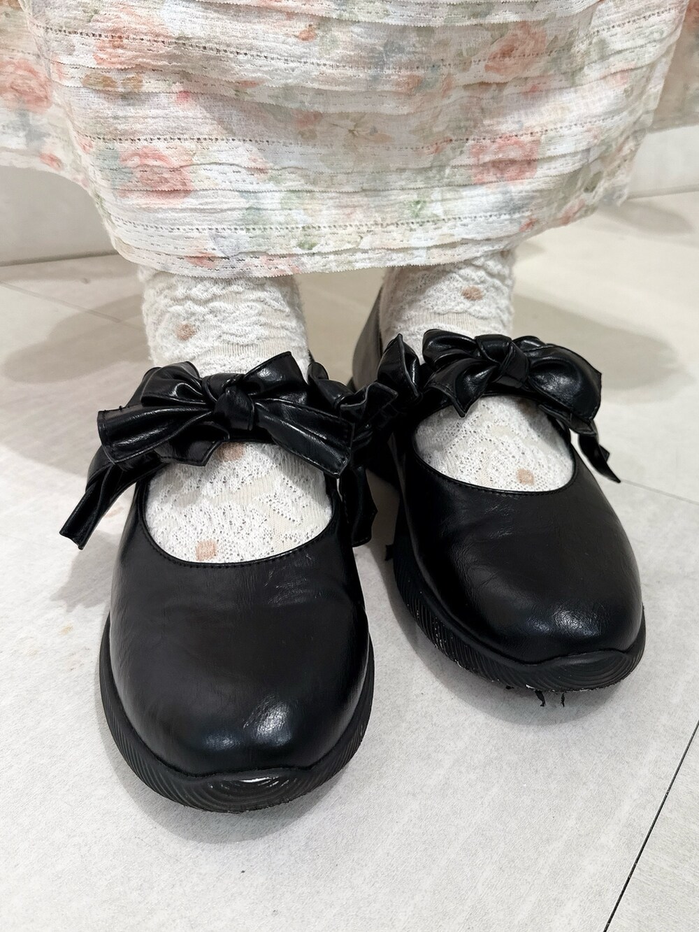 ブラック系のパンプス、ピンク系のワンピースを着用したレディースの夏コーディネートの6枚目の写真