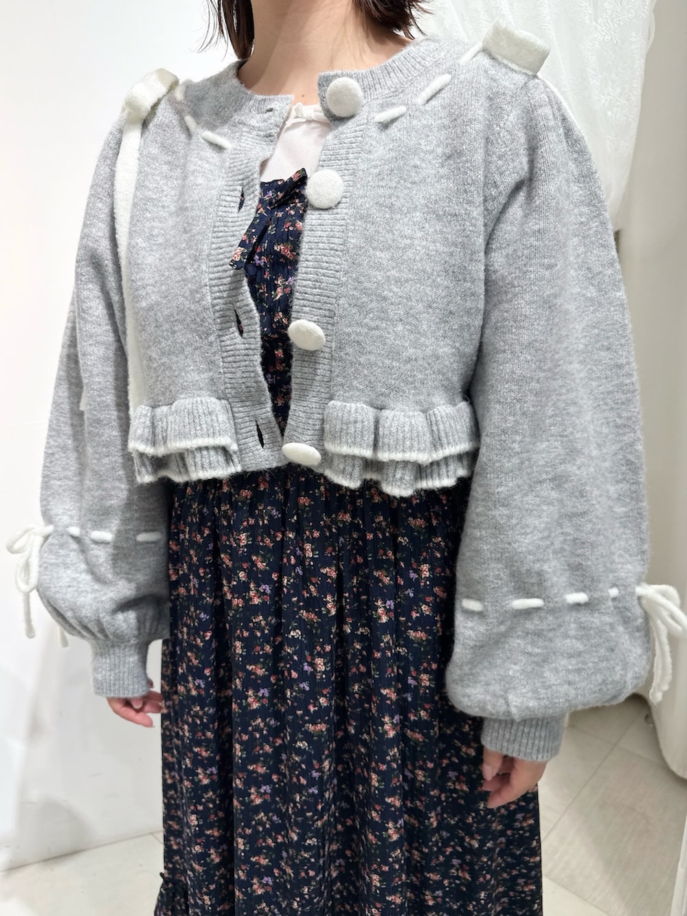 グレー系のカーディガン/ボレロ、ホワイト系のTシャツ/カットソー、ホワイト系のショルダーバッグを着用したレディースの秋コーディネートの8枚目の写真