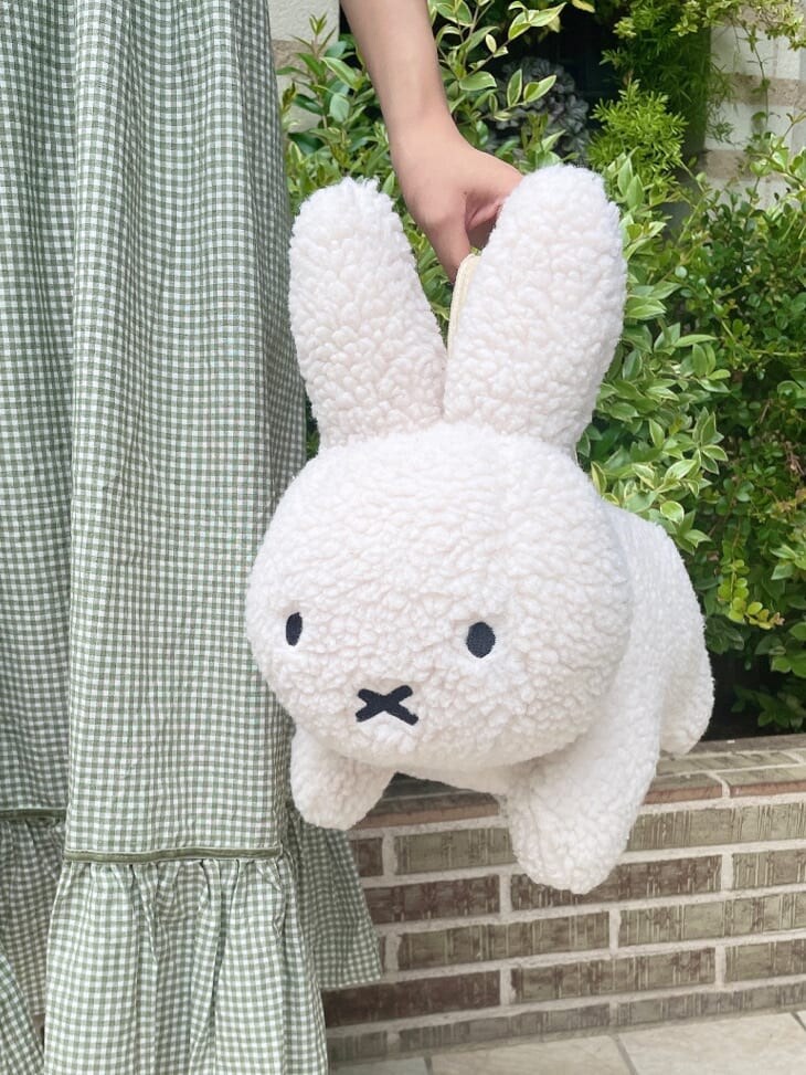 グリーン系のワンピース、ホワイト系のスニーカー、ホワイト系のハンドバッグを着用したレディースの夏コーディネートの5枚目の写真